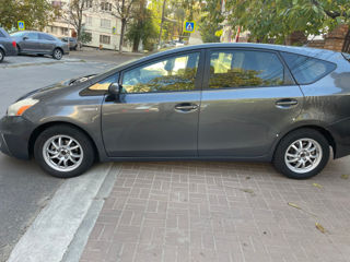 Toyota Prius v foto 6