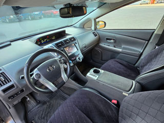 Toyota Prius v foto 6