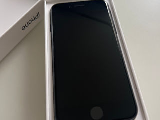 iPhone SE Midnight 64 GB foto 2