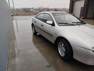 Mazda 323 foto 3