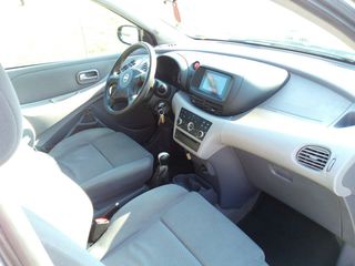 Nissan Almera Tino foto 3