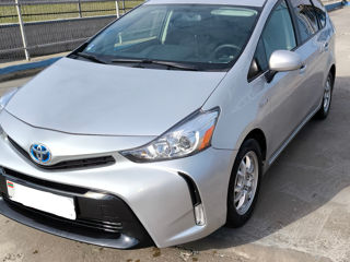 Toyota Prius v foto 2