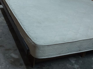 Кровать с матрасом  ширина 1м60см длина 2метра