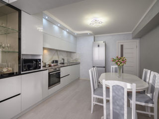 Bucătărie modernă alb lucioasă marca Rimobel foto 5