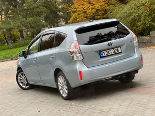 Toyota Prius v foto 3