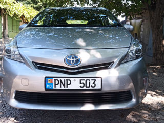 Toyota Prius v foto 2