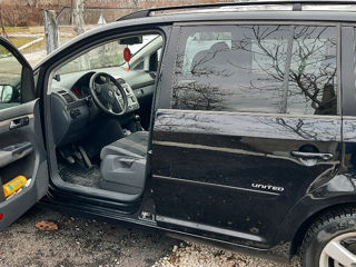 Volkswagen Touran foto 2