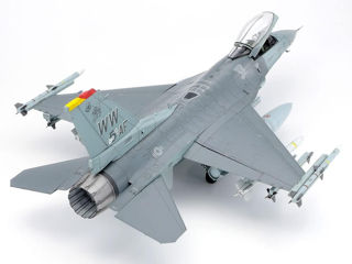 Пластиковая модель самолета Martin F-16CJ foto 3