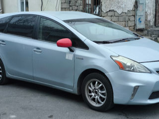 Toyota Prius v foto 2