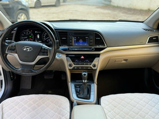 Hyundai Elantra foto 7