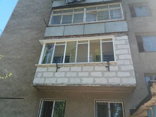 Балконы в старых домах поменяем на евро балкон. Ремонт балконов Кишинев. Кладка балкона под окна пвх
