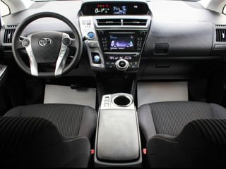 Toyota Prius v foto 7