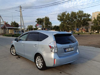 Toyota Prius v foto 7