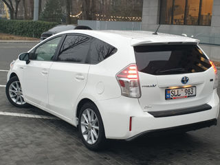 Toyota Prius v foto 2