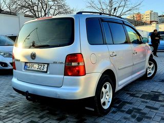 Volkswagen Touran foto 3