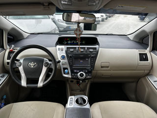 Toyota Prius v foto 11