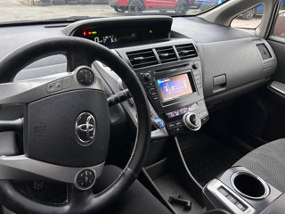 Toyota Prius v foto 9