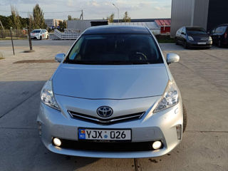 Toyota Prius v foto 5