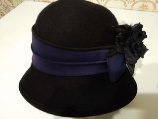 Se vinde  pălărie pentru femei, mărimea 57 și chipiu/șapcă canadiană, mărimea 7 foto 2