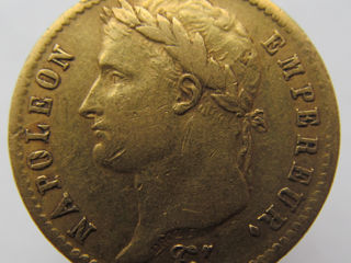 Золотая монета и 2 кольца с янтарем и агатом