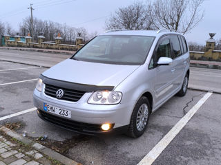 Volkswagen Touran foto 2