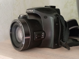 Vând camară video Fujifilm FinePix SL240 Digital Camera (14MP, 24x Optical Zoom) 3 inch LCD Screen