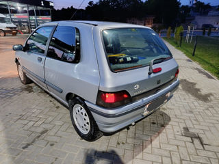 Renault Clio фото 1