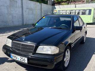 Mercedes C-Class foto 1