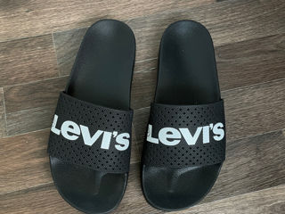 Șlapi Levis 40.5 și Pull&Bear 40-41