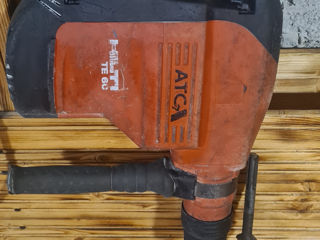 Vind perforatot + demolator Hilti TE60 in stare idiala, are in set  2 bururi (25mm/ 32 mm) lungime d