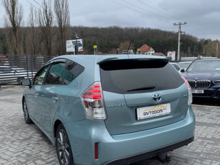 Toyota Prius v foto 4