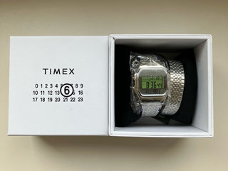 Timex x MM6 36mm Stainless Steel Bracelet Watch Gift Set foto 2