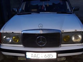 Mercedes Series (W123) foto 1