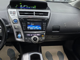 Toyota Prius v foto 8