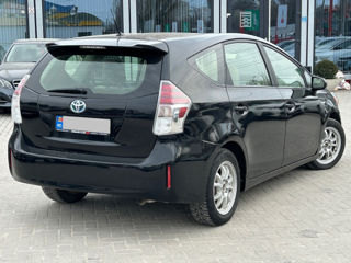 Toyota Prius v foto 4