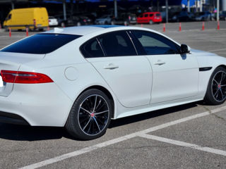 Jaguar XE foto 2