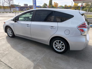 Toyota Prius v foto 3