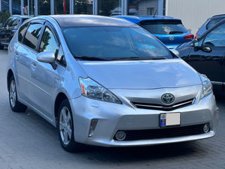 Toyota Prius v foto 4