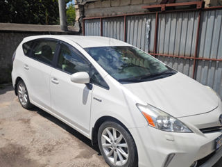 Toyota Prius v foto 6