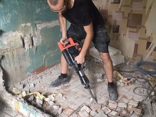 Curatarea peretilor pentru reparatie . Demolam orice foto 5