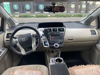 Toyota Prius v foto 7