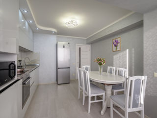 Bucătărie modernă alb lucioasă marca Rimobel foto 3