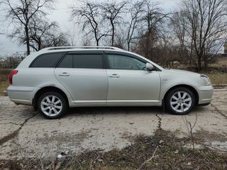 Toyota Avensis foto 2