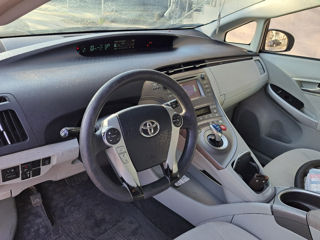 Toyota Prius v foto 8