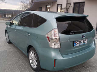 Toyota Prius v foto 2