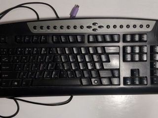 Se vinde Keyboard prin cablu + mouse care merge prin bluetooth