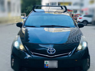 Toyota Prius v foto 1