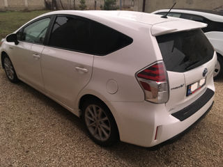 Toyota Prius v foto 4