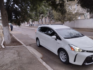 Toyota Prius v foto 6