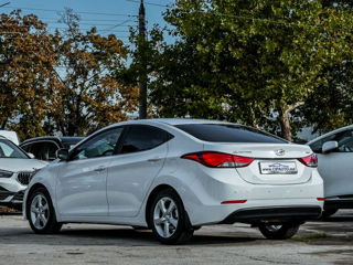 Hyundai Elantra foto 2